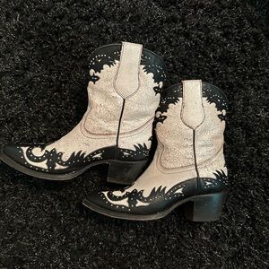 Versatile Corral black and white boots 8.5